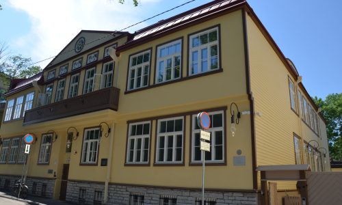 Rohkem kui 100 aasta vana Kunstikooli hoone renoveerimise käigus aitasime kaasa nii sees kui väljas. Said vahetatud vahelagede konstruktsioonid ning hoone puitfassaad. Taastatud ka hoonesisesed puidelemendid.