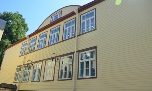 Sajandivanusel Kunstikooli hoonel teostati põhjalik renoveerimine - uus puitfassaad, vahelagede konstruktsioonid ning restaureeritud puitelemendid.